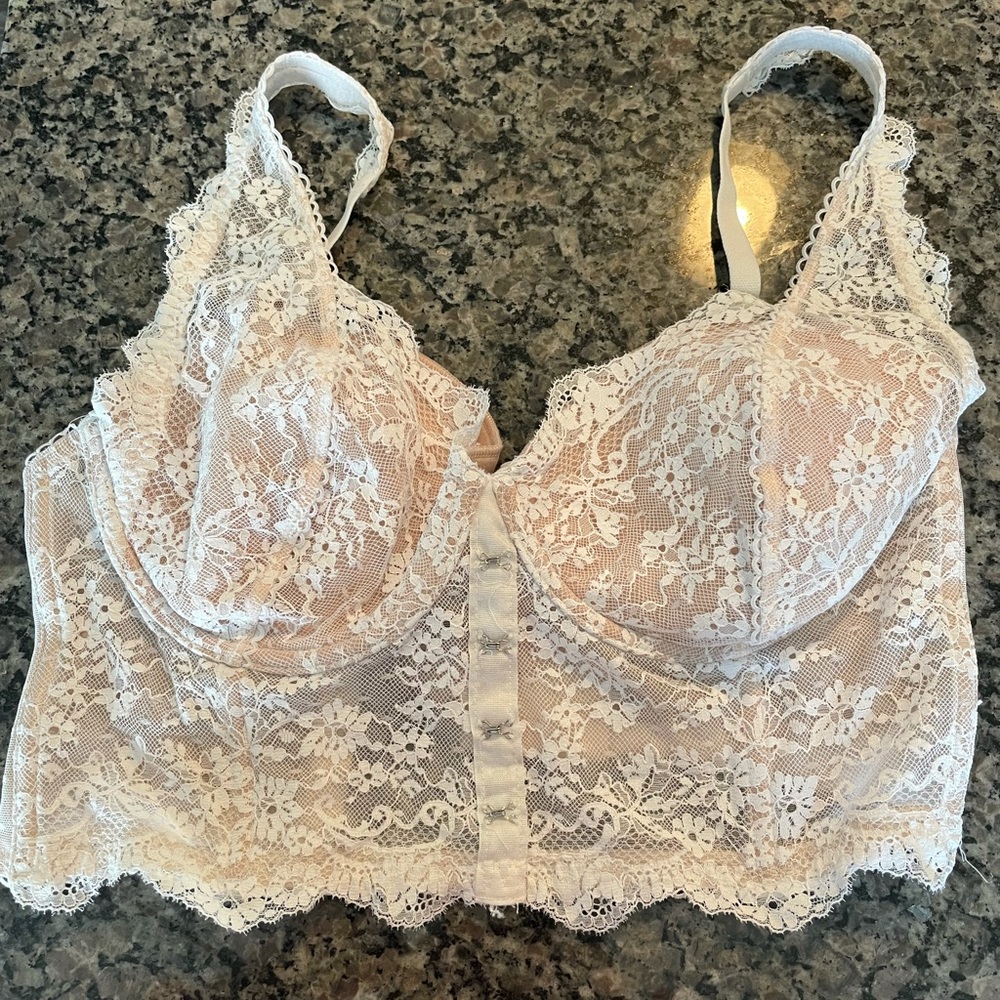 EUC ☁️🤍White Lace VS Lingerie/Corset Bra🤍☁️